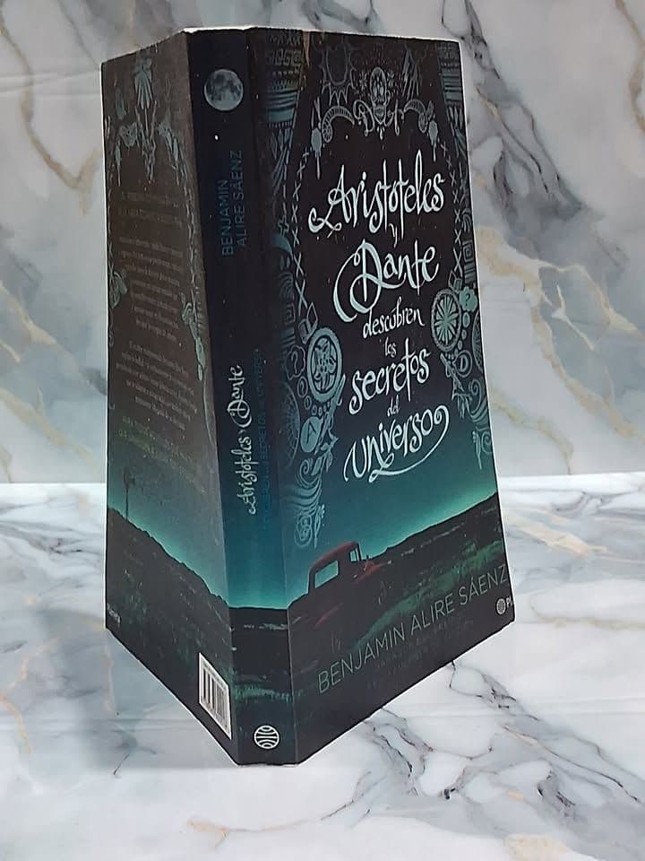 Aristóteles y Dante descubren los secretos del Universo — Benjamin Alire Sáenz, libro usado
