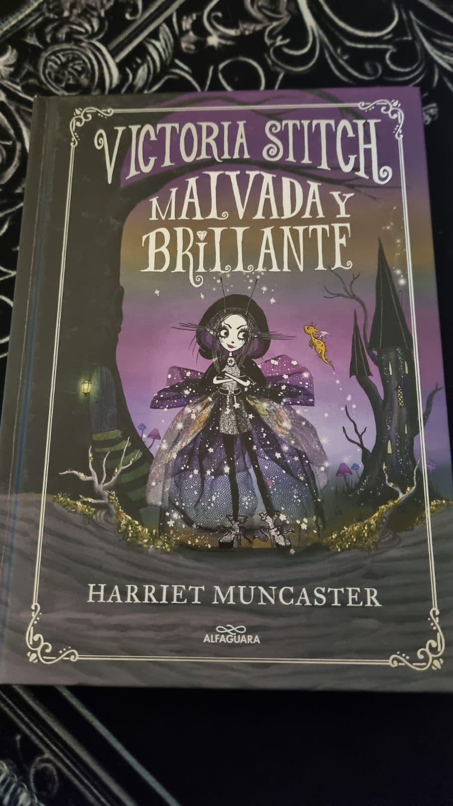 Victoria Stitch : Malvada y brillante / Victoria Stitch — Harriet Muncaster, libro usado