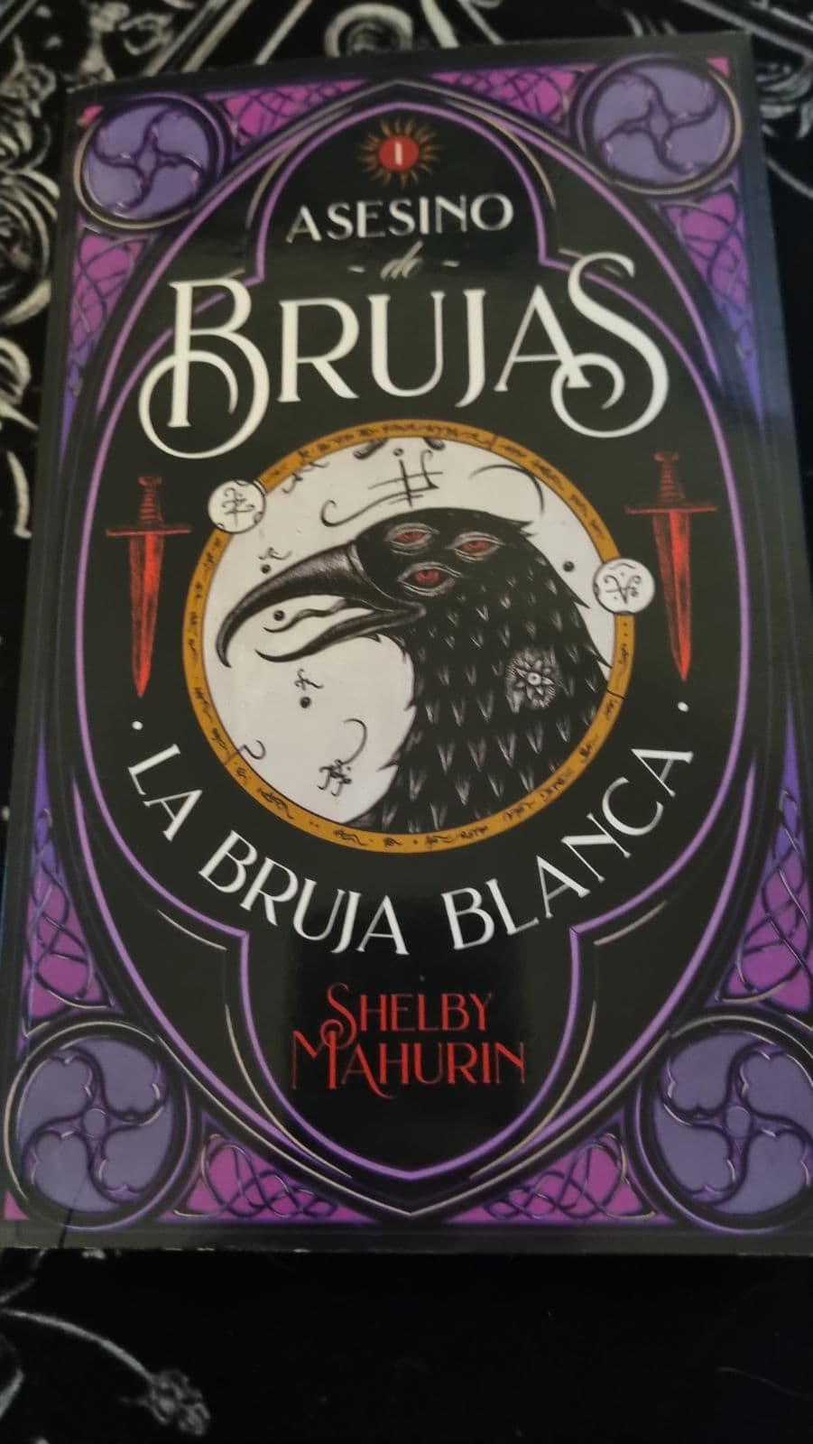 Asesino de Brujas: La Bruja Blanca — Shelby Mahurin, libro usado