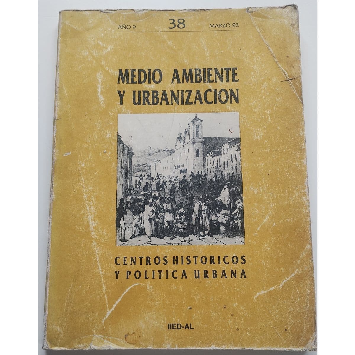 Número de Revista Medio ambiente y Urbanización/ Centros Histórico y Política — Varios, libro usado