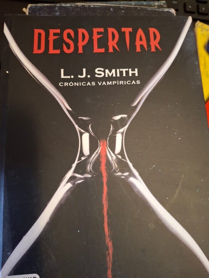Despertar (Crónicas Vampíricas, #1) — L. J. Smith, libro usado
