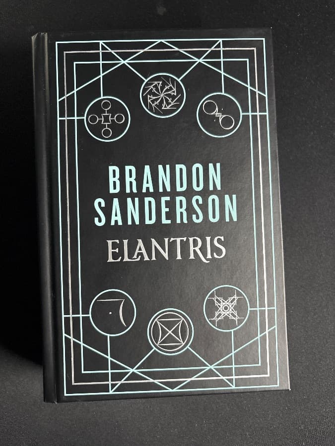Elantris Edicion Limitada con Cantos Tintados