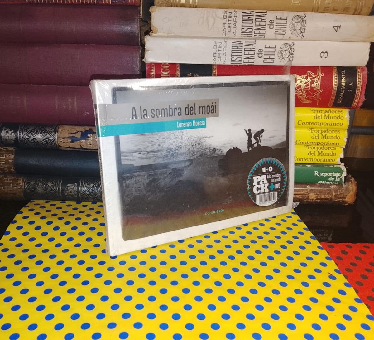 A La Sombra Del Moai + DVD — Lorenzo Moscia, libro usado