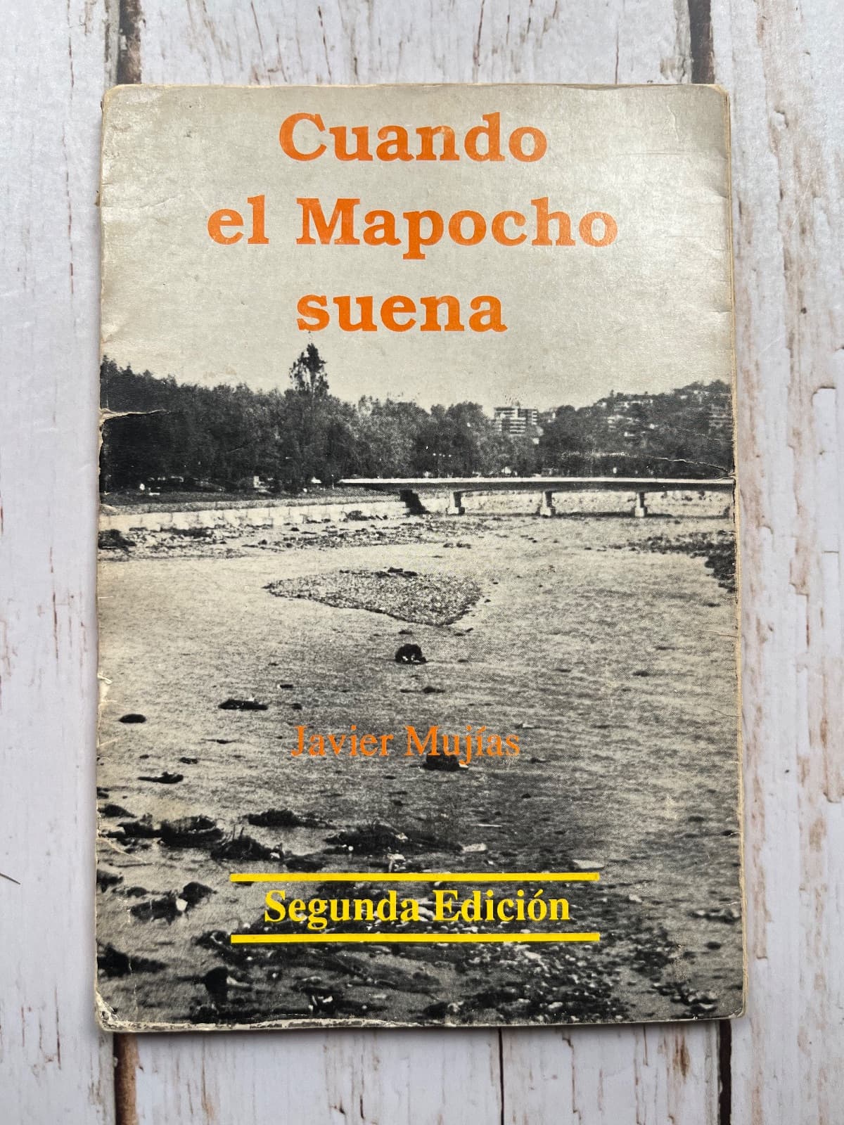 CUANDO EL MAPOCHO SUENA (Contiene dedicatoria y firma de autor)