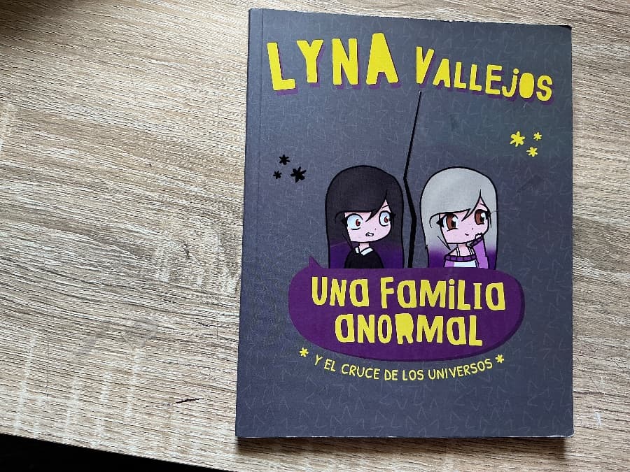 Una familia anormal y el cruce de los universos — Lyna Vallejos, libro usado