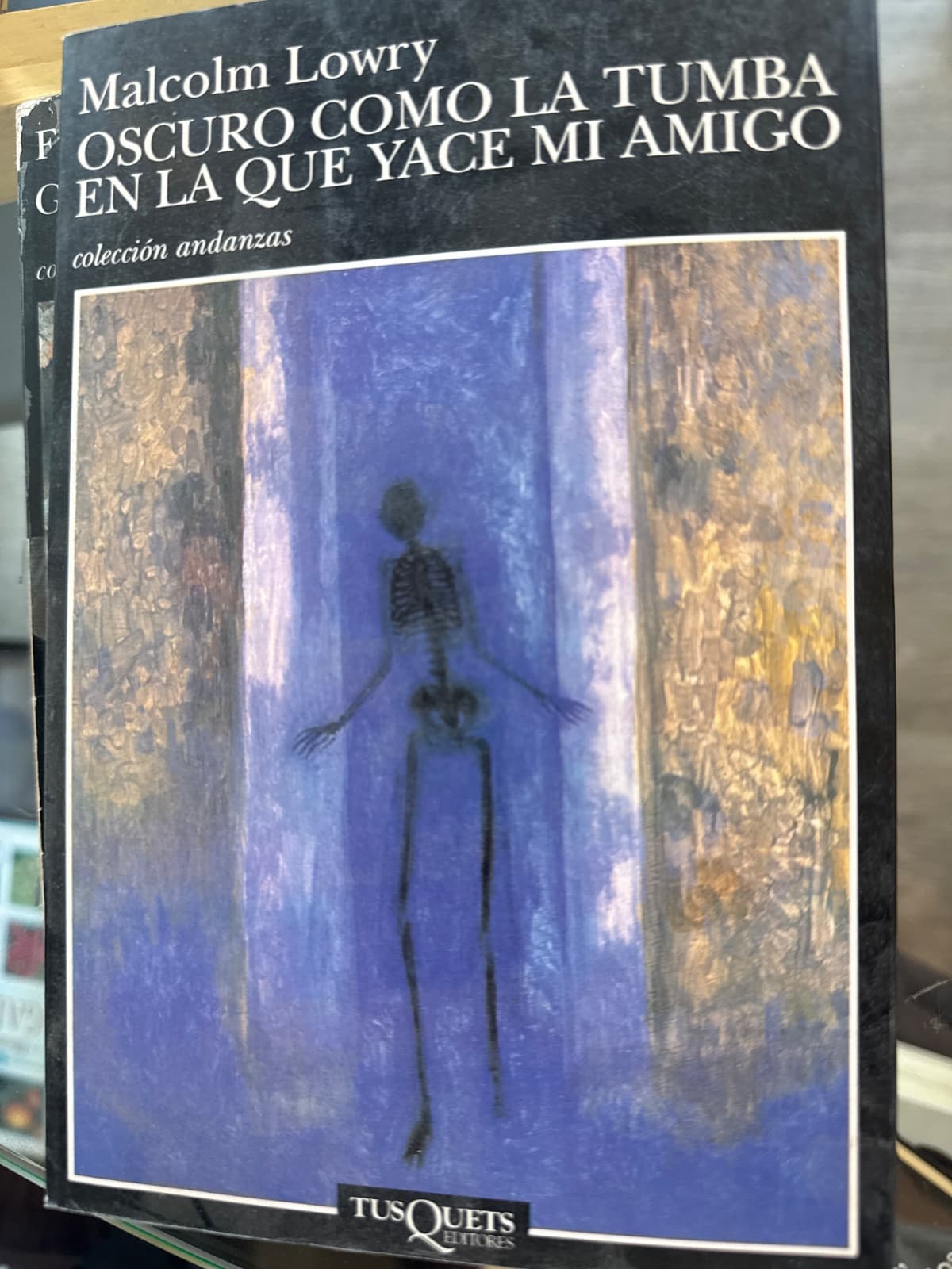 Oscuro como la tumba en la que yace mi amigo