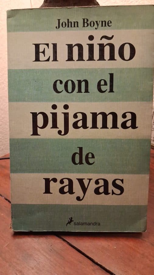 El niño con el pijama de rayas